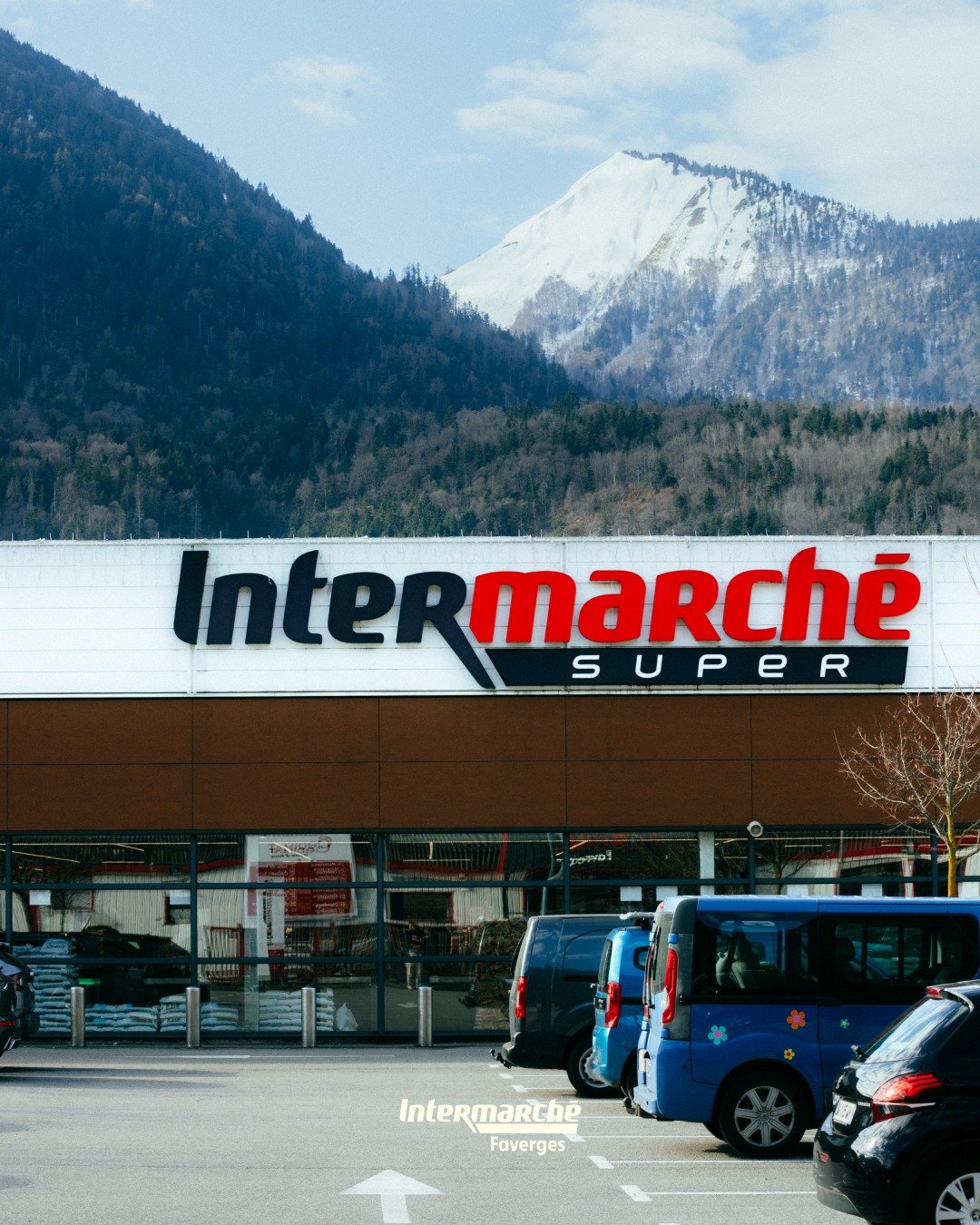 Intermarché Faverges, le magasin avec les montagnes en arrière-plan