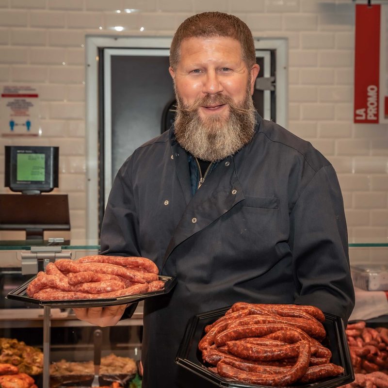 Boucher d'Intermarché Faverges présentant ses préparations maison
