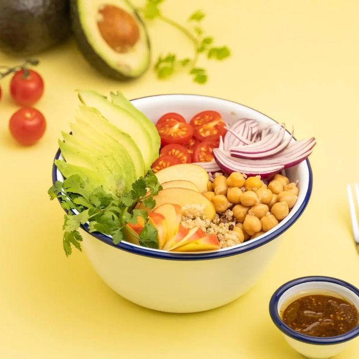Poke bowl au quinoa, avocat, pois chiches et tomates cerises