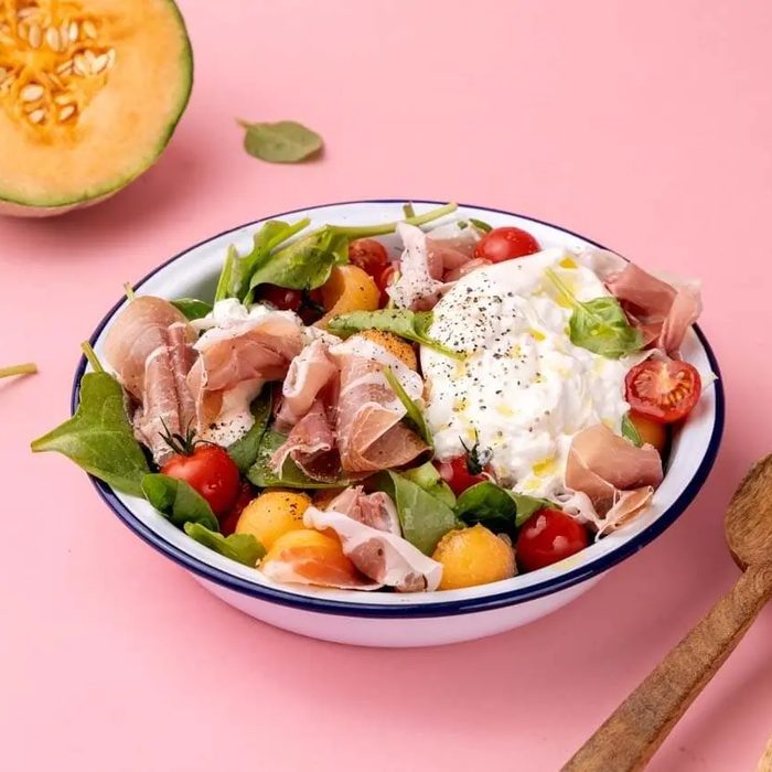 Salade de melon, jambon cru, burrata et tomates cerises
