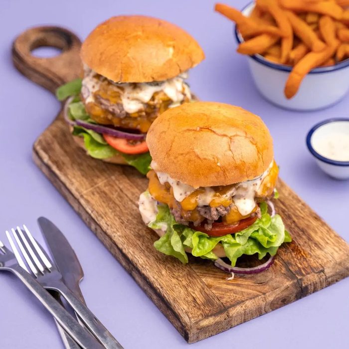 Smash burger maison sur planche en bois
